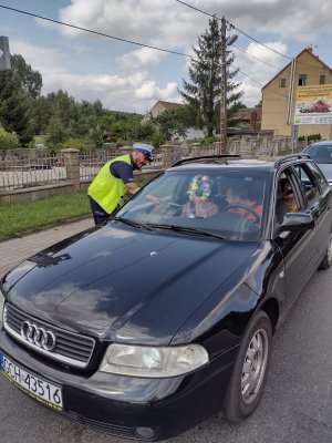 Zdjęcia przedstawiają umundurowanych policjantów ruchu drogowego z Gryfic i funkcjonariuszy SOK wraz z pracownikami kolei w kamizelkach odblaskowych, którzy rozdają ulotki uczestnikom ruchu drogowego podczas akcji Bezpieczny Przejazd Szlaban na Ryzyko