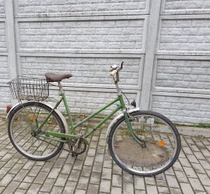 Zdjęcie przedstawia rower koloru zielonego z bagażnikiem metalowym, znaleziony w dniu 18.10.2021 r. - widok z boku