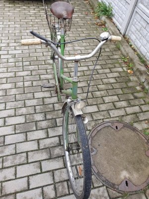 Zdjęcie przedstawia rower koloru zielonego z bagażnikiem metalowym, znaleziony w dniu 18.10.2021 r. - widok z góry.