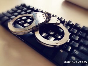 Zdjęcie przedstawia klawiaturę komputerową leżącą na biurku a na niej kajdanki koloru srebrnego, zdjęcie jest jedynie fotografią zajawkową.

Źródło: KMP w Szczecinie