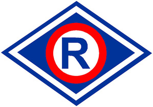 Zdjęcie przedstawia symbol Ruchu drogowego jest to romb z niebieskiem konturem w  środek wpisana jest duża litera R