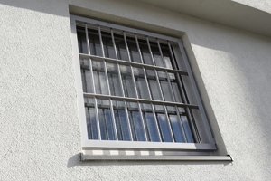 Zdjęcie przedstawiające zakratowane okno Pomieszczenia Dla Osób Zatrzymanych w Komendzie Powiatowej Policji w Gryficach