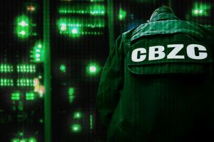 Zdjęcie przedstawia baner promujący powstanie nowego biura policji zajmującego się zwalczaniem korupcji na zdjęci widać tył munduru z napisem CBZC, mundur jest w kolorze zielonym, w tle widoczne są spadające litery w kol zielonym całość tła ma odcień czerni