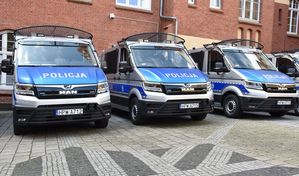 Zdjęcie przedstawia oznakowane radiowozy Oddziału Prewencji Policji ze Szczecina stojące na dziedzińcu Komendy Wojewódzkiej Policji w Szczecinie