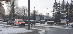 Zdjęcie poglądowe przedstawia oznakowane przejście dla pieszych w Gryficach w scenerii zimowej. Na zdjęciu widać przechodzącą przez przejście kobietę z zakupami a po jej lewej stronie dwa pojazdy ustępujące jej pierwszeństwa.