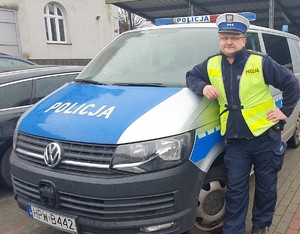 Zdjęcie przedstawia umundurowanego policjanta ruchu drogowego z Gryfic,st. asp. Andrzeja Smala, który po służbie zatrzymał sprawcę kradzieży pieniędzy i kartę bankomatową
