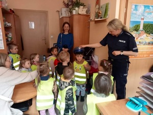 Umundurowana funkcjonariuszka policji gości w pokoju niebieskim w Komendzie Powiatowej Policji w Gryficach przedszkolaków