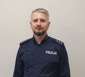 Zdjęcie przedstawia Naczelnika Wydziału Kryminalnego KPP w Gryficach w umundurowaniu służbowym bez nakrycia głowy.