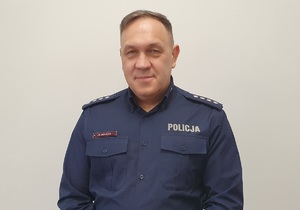 Zdjęcie przedstawia Komendanta Komisariatu Policji w Trzebiatowie w umundurowaniu służbowym bez nakrycia głowy.