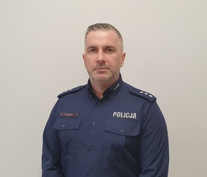 Zdjęcie przedstawia Zastępcę Komendanta Komisariatu Policji w Trzebiatowie w umundurowaniu służbowym bez nakrycia głowy.