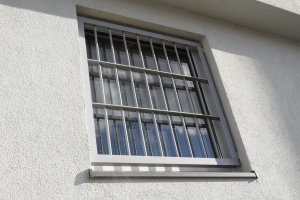 Zdjęcie przedstawia okratowane okno w Pomieszczeniu Dla Osób Zatrzymanych przy KPP w Gryficach