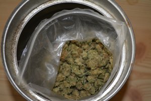 Zdjęcia przedstawiają narkotyki tj. susz marihuany, zabezpieczone przez policjantów.