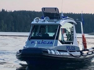Zdjęcie przedstawia łódź motorową Policji, źródło Kwp Białystok