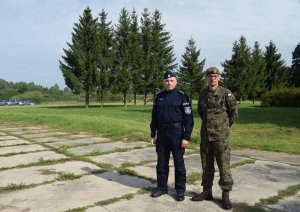 Zdjęcia przedstawiają żołnierzy Wojsk Obrony Terytorialnej Podczas ćwiczeń w miejscowości Trzebiatów na terenie wojskowym, do działań użyto dronów, psów tropiących, nawigacji satelitarnej oraz kładów i radiowozów.