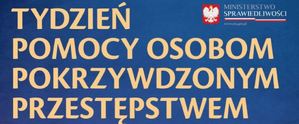 Plakat przedstawia napis &quot;Tydzień pomocy osobom pokrzywdzonym przestępstwem&quot; umieszczony na niebieskim tle w prawym górnym rogu plakatu widnieje logotyp akcji oraz Ministerstwa Sprawiedliwości