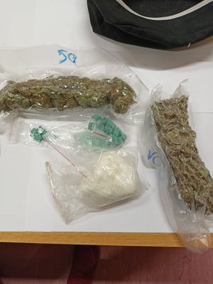 Zdjęcie przedstawia narkotyki zabezpieczone podczas interwencji policjantów u młodego 31-letniego mężczyzny tj. marihuane, amfetaminę i tabletki ekstazy.