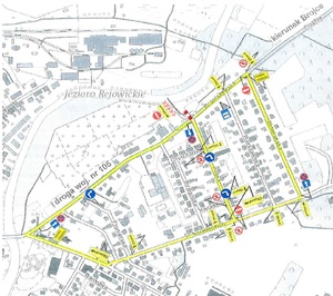 Mapka przedstawia czasową zmianę organizację ruchu drogowego w okolicy cmentarza starego, która obowiązuje w okresie od 31.10.2024 r od godz 08.00 do 04.11.2024 r do godz 08.00 - zmiana organizacji ruchu na ul. Broniszewskiej oraz na drogach gminnych ul. Polna i Słowiańska z drogi dwukierunkowej na jednokierunkową oznaczona znakami pionowymi.