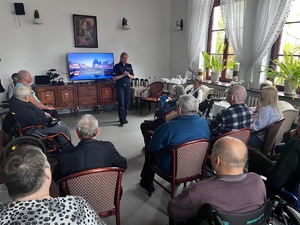 Roztropny Senior spotkanie z funkcjonariuszami w Domu Pomocy Społecznej w Gryficach