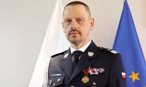 Zdjęcie przedstawia Komendanta Głównego Policji gen. insp. Marka Boronia w umundurowaniu galowym stojącego na tle flagi polskiej i Unii Europejskiej.