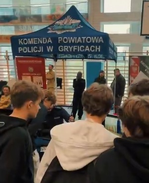 Policjanci z Gryfic uczestniczyli w XV Powiatowych Targach Edukacyjnych w Gryf Arenie i promowali zawód policjanta